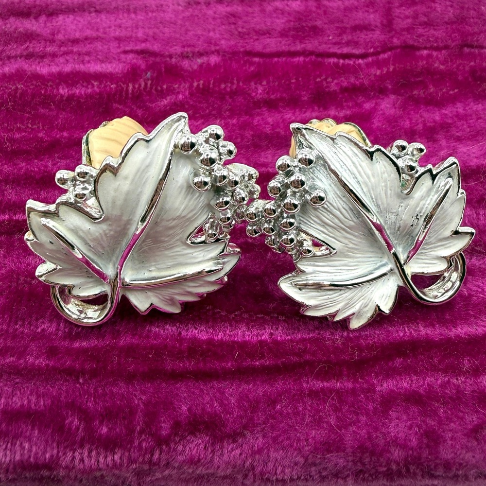 Vintage Retro SARAH COVENTRY White Enamel Silver Tone Leaf Clip-On Earrings